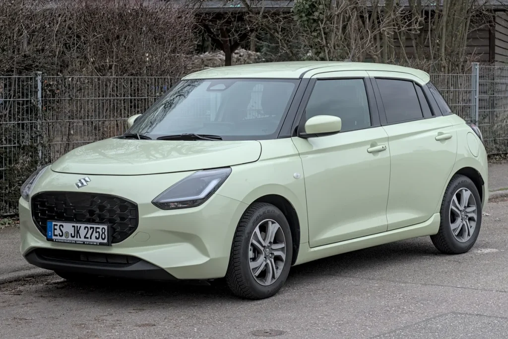 Suzuki Swift 2024 mild-hybride hatchback in lichtgroen, vooraanzicht, autoverzekering stadsauto