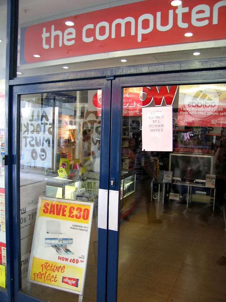 Gesloten winkel met bordje STORE CLOSED als illustratie van bedrijfsfaillissement en kredietverzekering