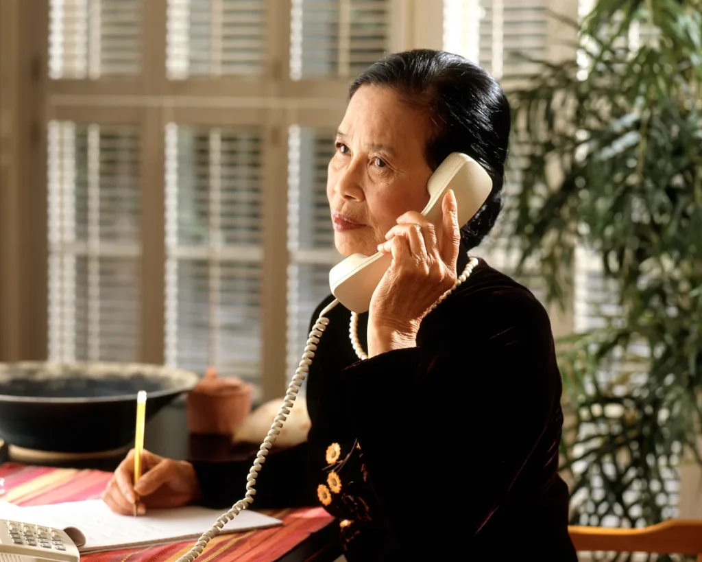 Vrouw telefonisch een verzekering afsluiten terwijl ze notities maakt