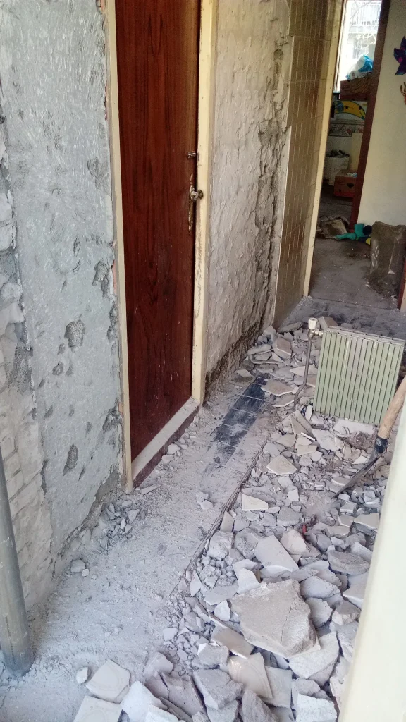Leegstaande woning in verbouwing met gesloopte muren en bouwpuin op de vloer, verzekering verbouwing huis