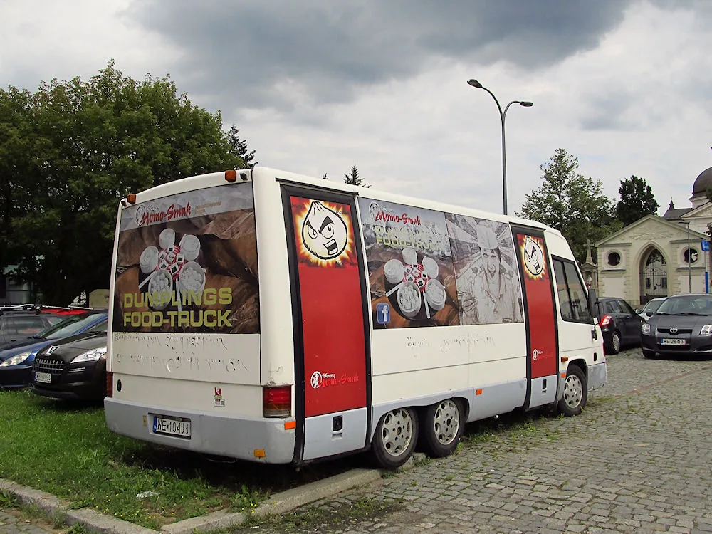 Foodtruck verkoopwagen op straat, mobiele horeca met reclame op de zijkant