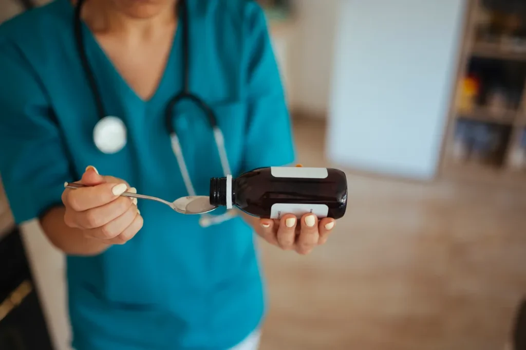 Verpleegkundige in zorginstelling die medicatie toedient aan patient - zzp-verpleegkundige verzekering