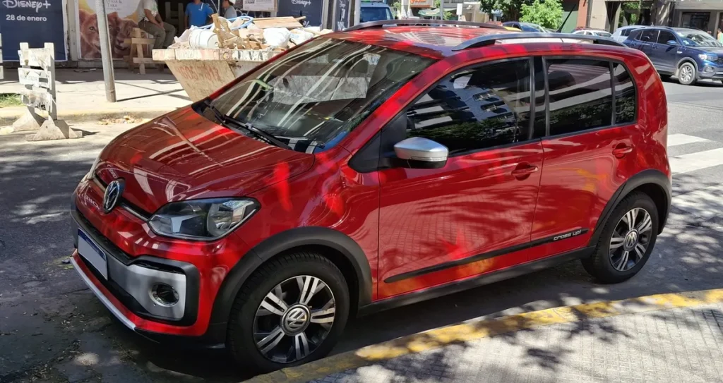 Rode Volkswagen Up! geparkeerd in de stad, autoverzekering VW Up! 2026