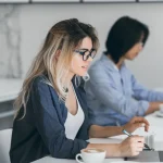 Zelfstandige ondernemer werkt met tablet — arbeidsongeschiktheidsverzekering ZZP 2026