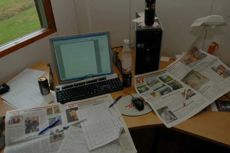 Thuiswerkplek van een zzp'er met computer en papieren - verzekering zzp verplicht 2026