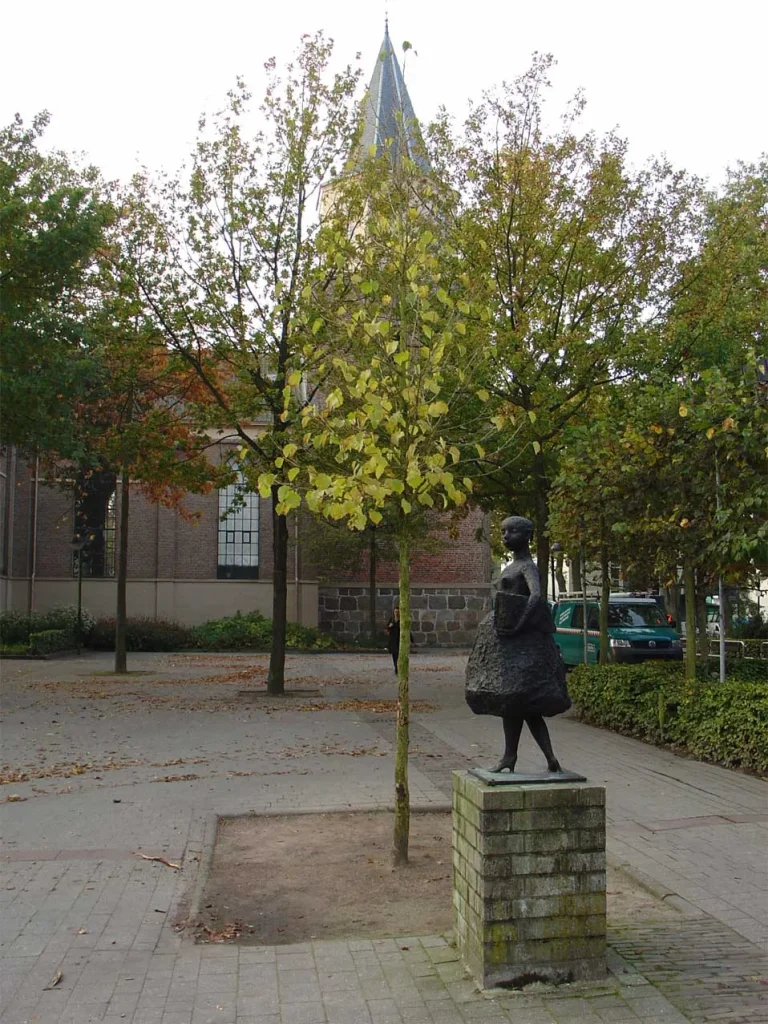 Emmen marktplein met de Grote of Pancratiuskerk op de achtergrond, centrum van Emmen in Drenthe