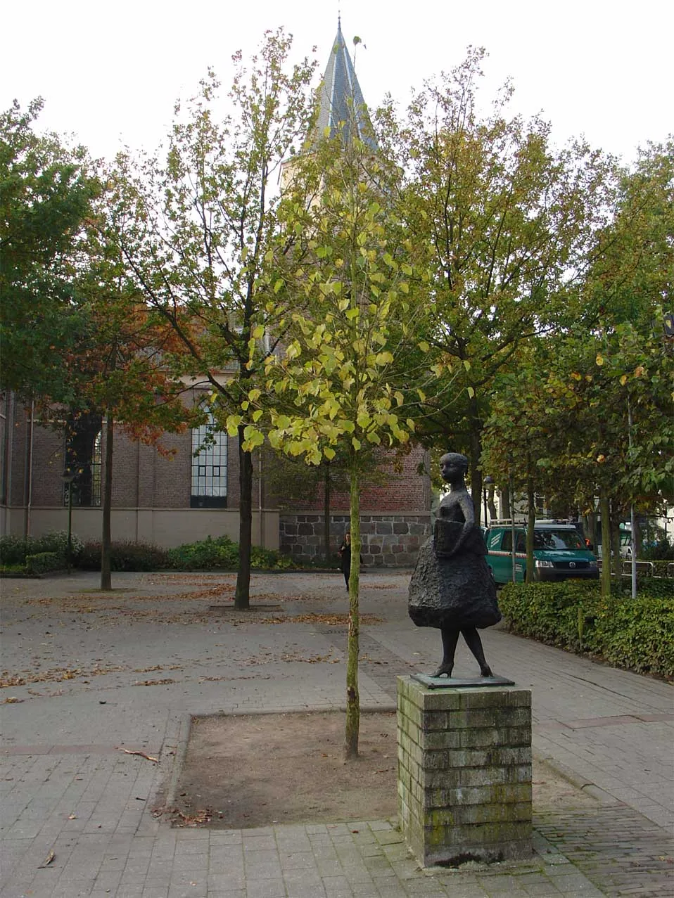 Emmen marktplein met de Grote of Pancratiuskerk op de achtergrond, centrum van Emmen in Drenthe