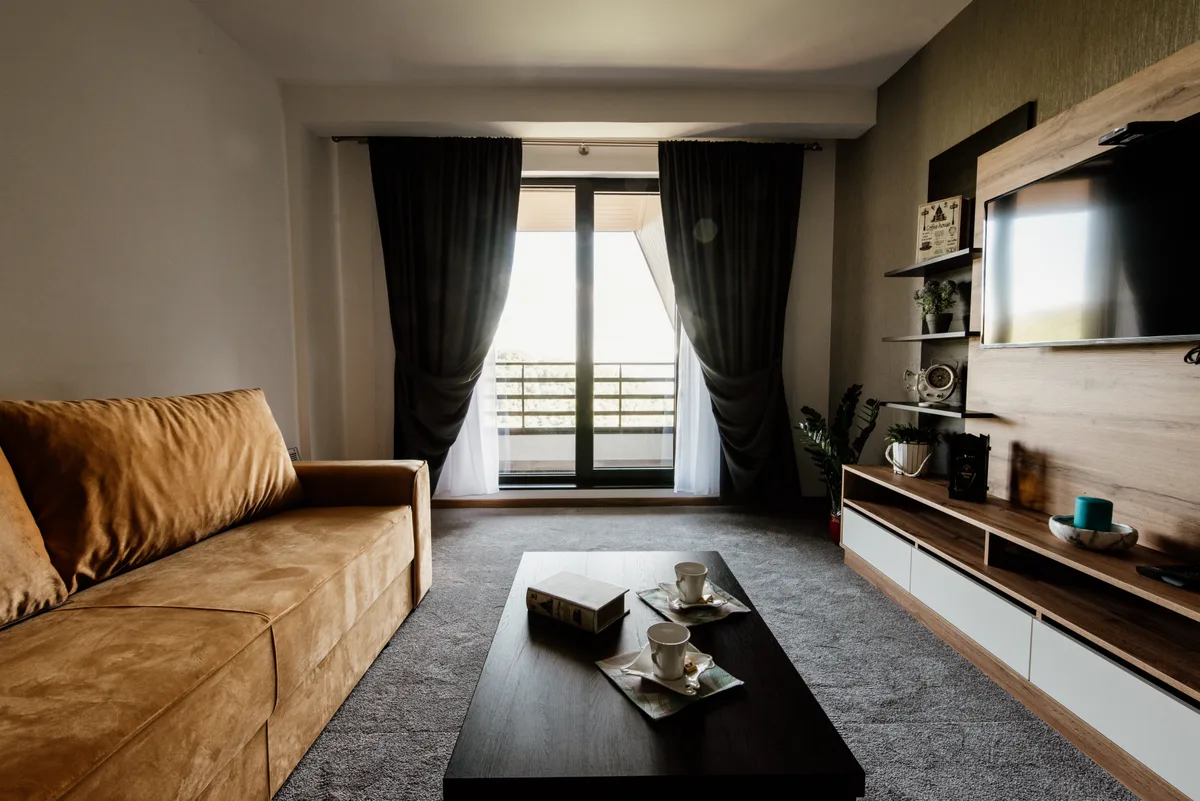 Moderne woonkamer in huurappartement met stijlvolle meubels — inboedelverzekering huurder 2026