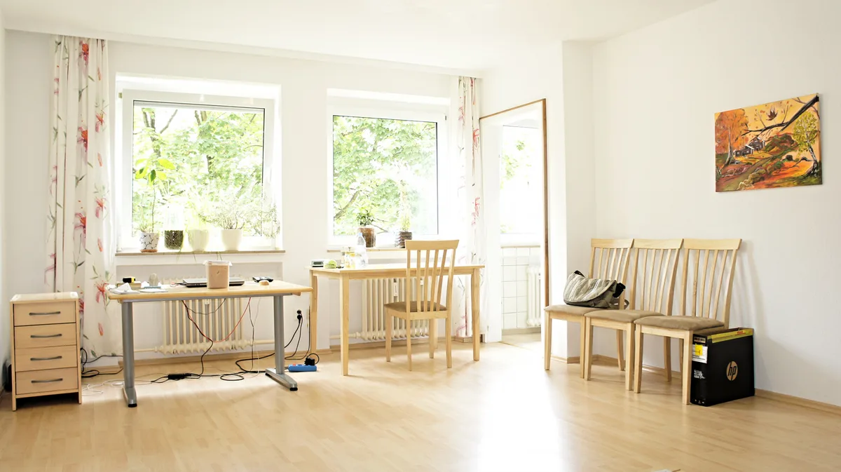 Ingerichte studentenkamer met bureau en stoelen — voorbeeld van een kamer die verhuurd wordt bij kamerverhuur