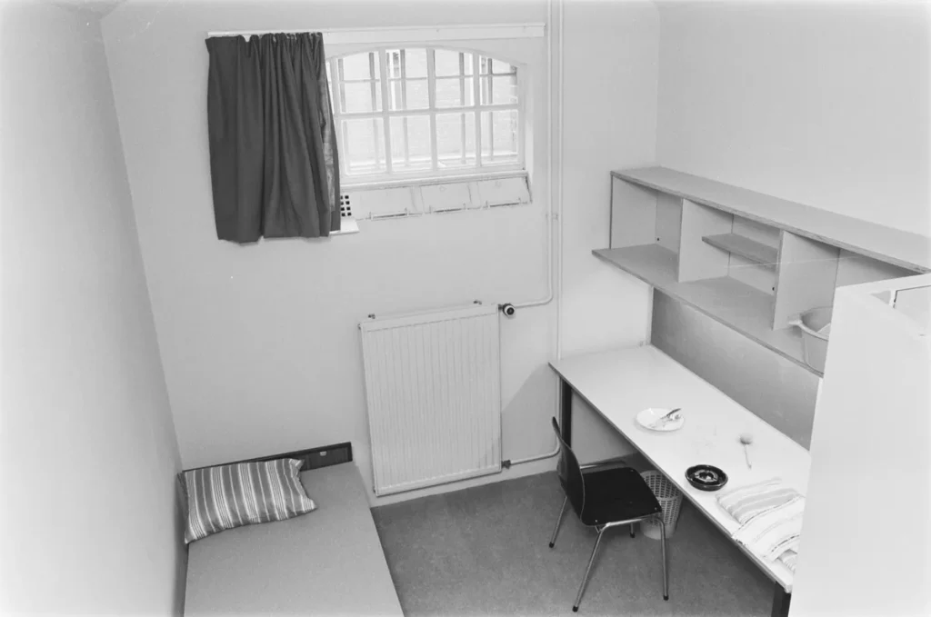 Interieur van een cel in de gevangenis Havenstraat Amsterdam, symbool voor detentie en re-integratie na vrijlating