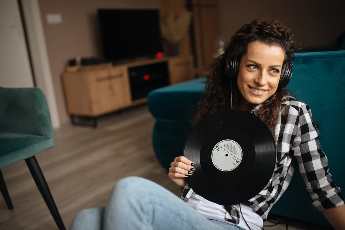 Vrouw ontspant thuis op de bank — illustratie bij verzekeringen voor huurders