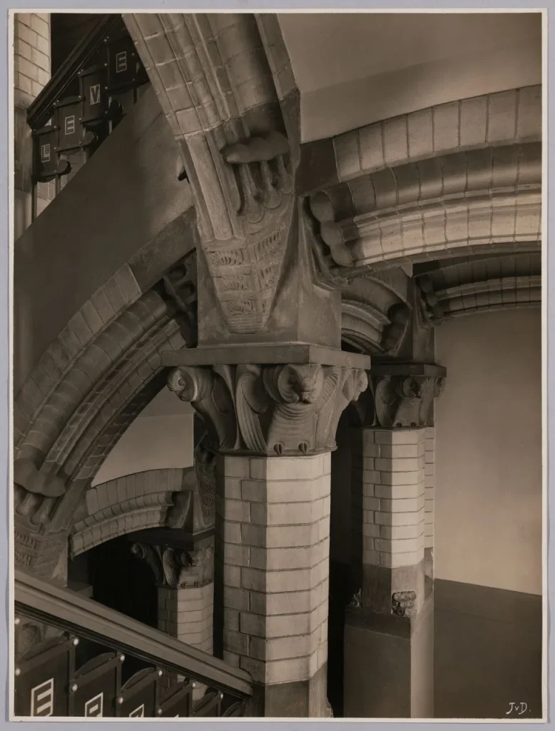 Historisch kantoorgebouw van levensverzekeringsmaatschappij De Utrecht aan het Damrak in Amsterdam, gebouwd in 1905