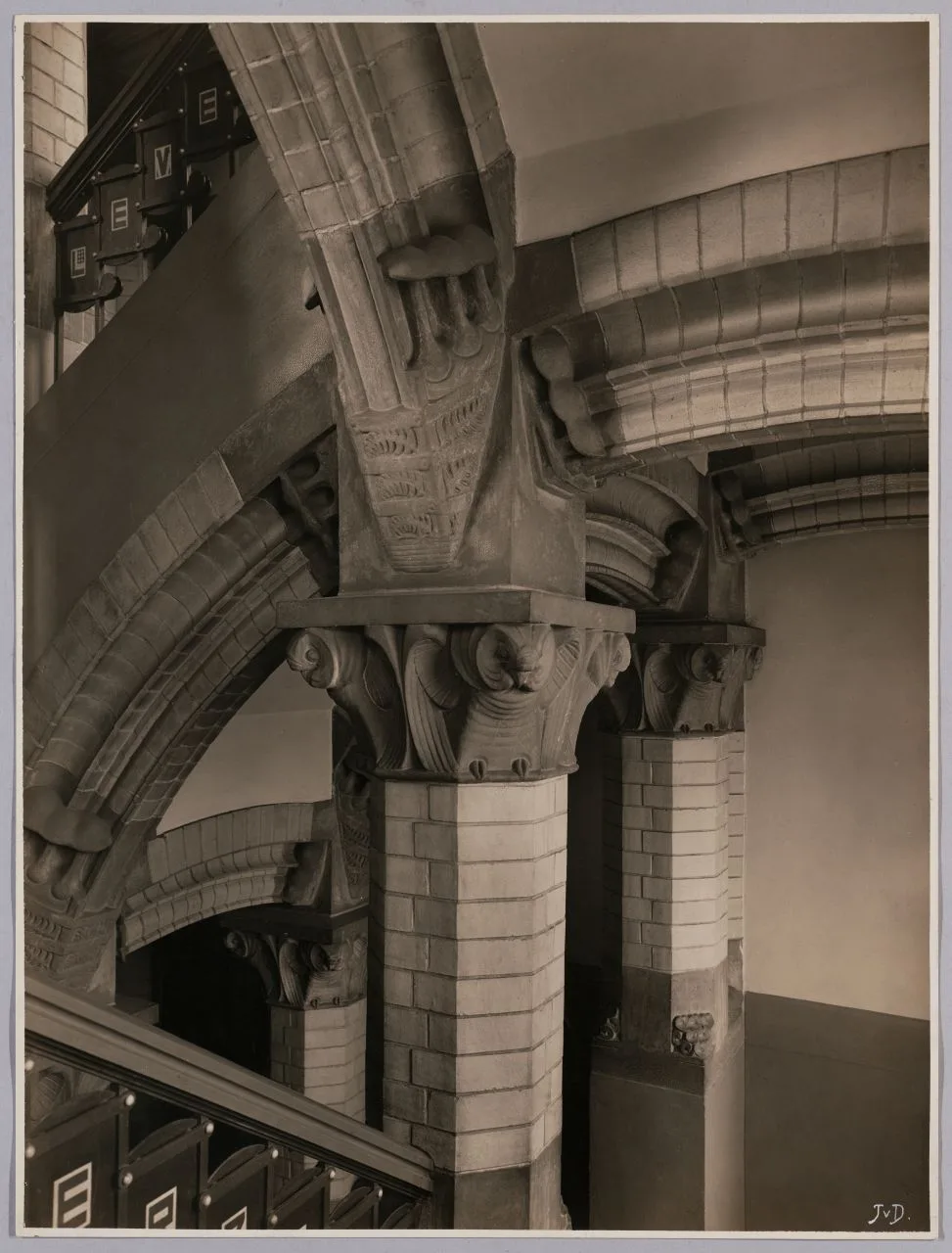 Historisch kantoorgebouw van levensverzekeringsmaatschappij De Utrecht aan het Damrak in Amsterdam, gebouwd in 1905