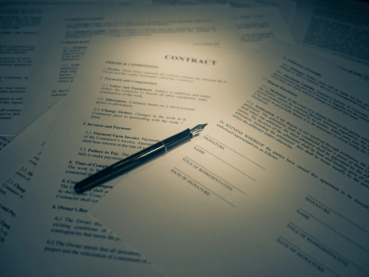 Contract met handtekeningveld en pen — verzekeringsofferte ondertekenen