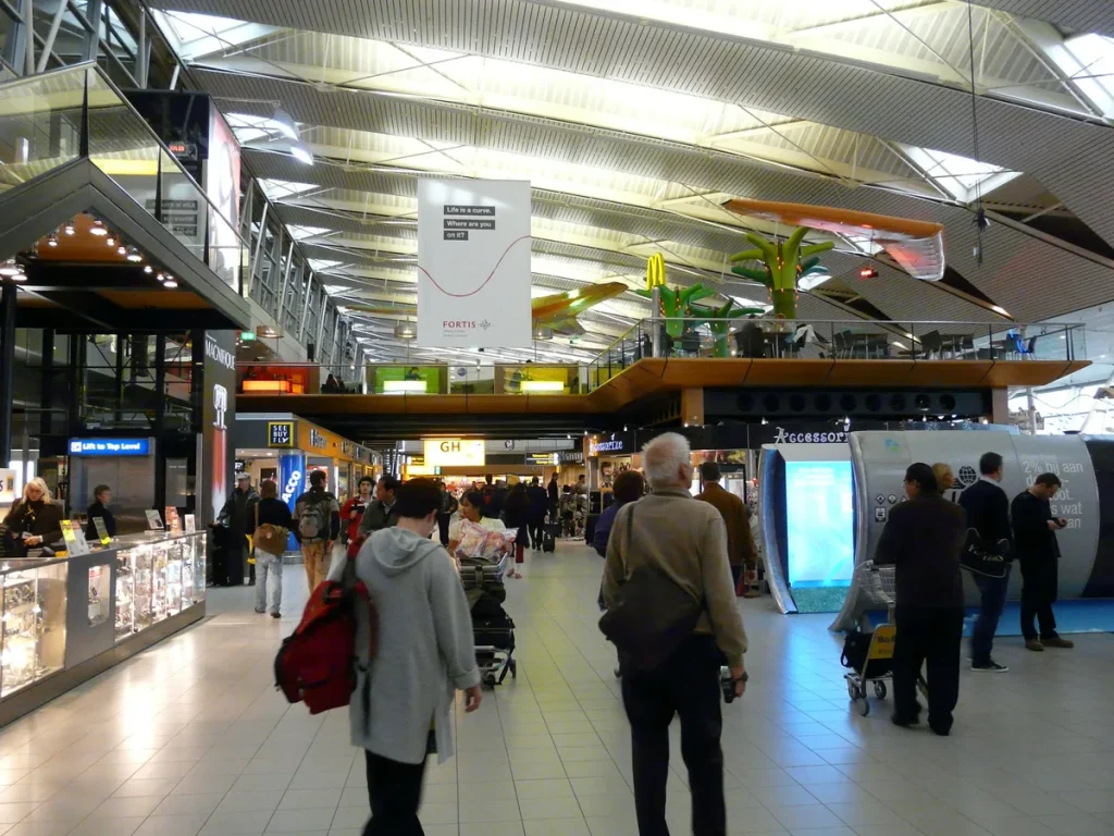 Aankomsthal Schiphol Airport met internationale reizigers en bezoekers die naar Nederland komen
