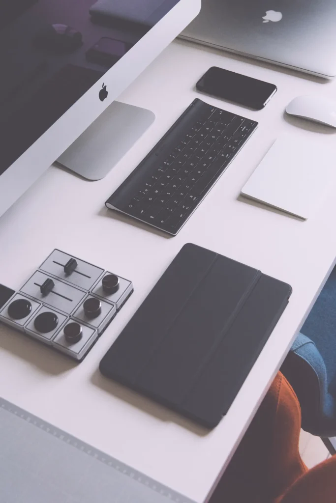 Meerdere digitale apparaten op een bureau — smartphone, laptop en tablet zoals zakelijke MKB-medewerkers dagelijks gebruiken