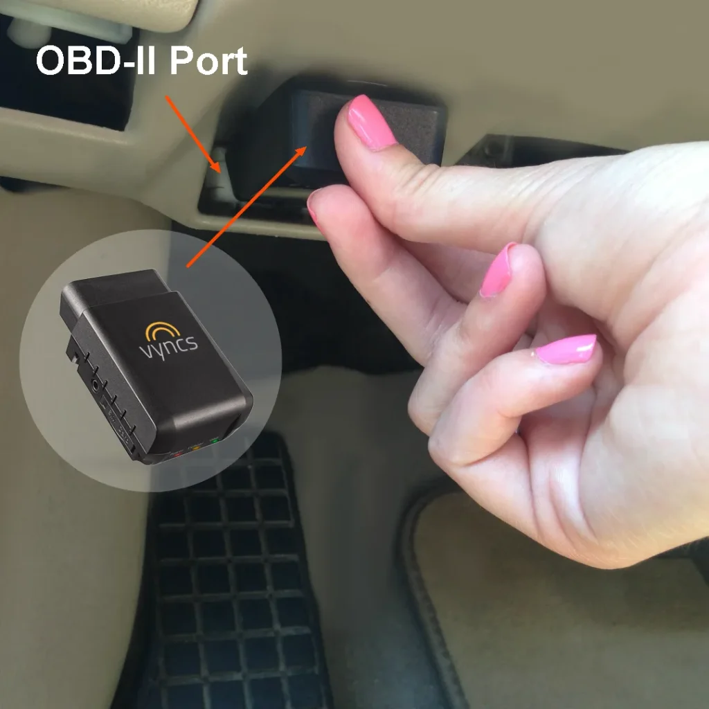 OBD GPS-tracker wordt ingestopt in de OBD-II poort van een auto voor realtime volgsysteem