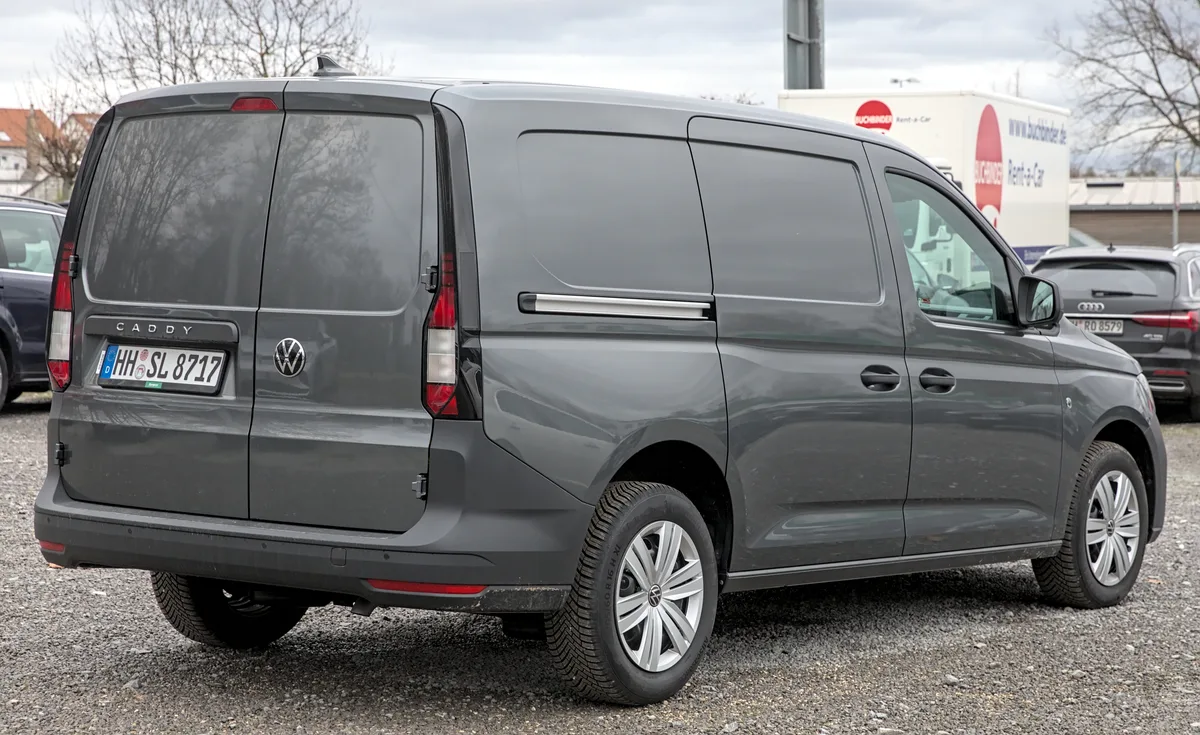 Volkswagen Caddy V Maxi grijs grijs kenteken bestelwagen achteraanzicht parkeerterrein