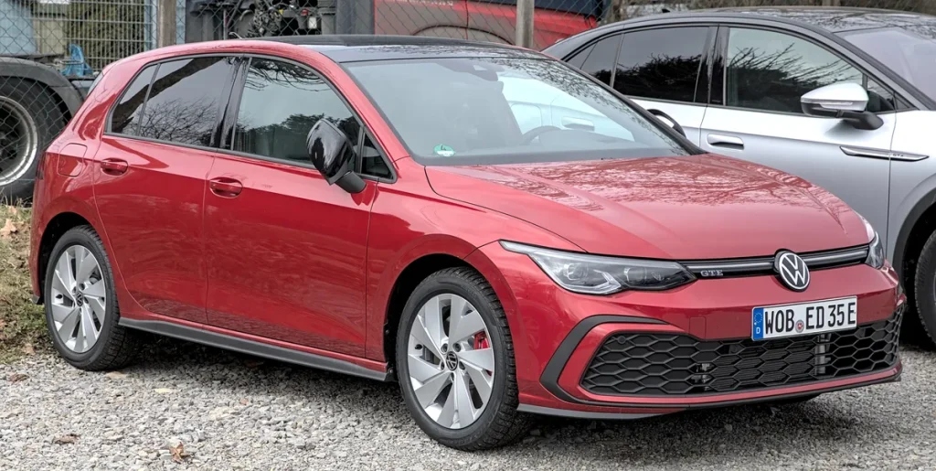 Rode Volkswagen Golf VIII GTE geparkeerd - ideaal voor Volkswagen Financial Services verzekering