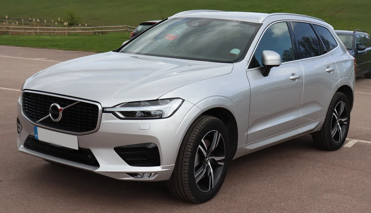 Volvo XC60 R-Design in zilver, vooraanzicht — Volvo autoverzekering berekenen 2026