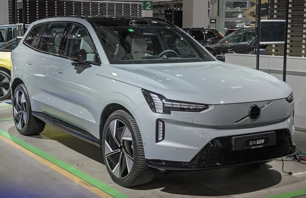 Volvo EX90 volledig elektrische SUV op de Auto Zürich 2024 — Volvo EV verzekering 2026