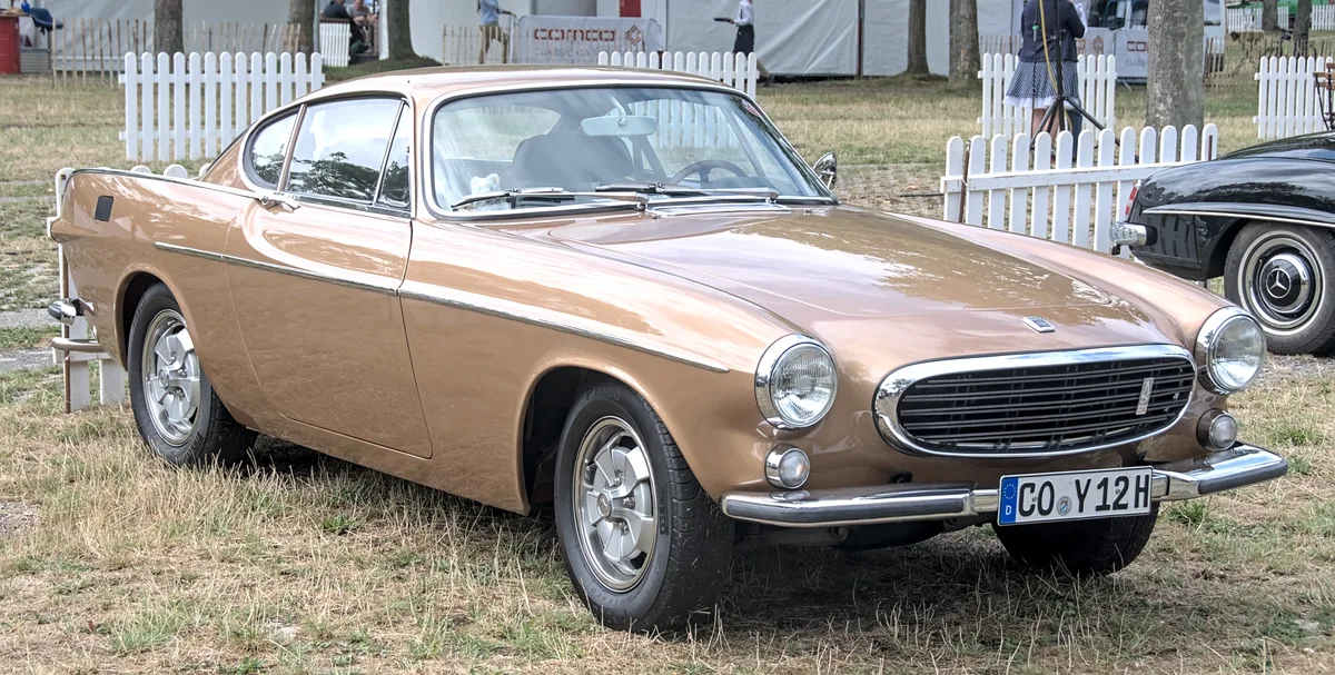 Klassieke Volvo P1800 coupé op Classic Days 2022 — iconische klassieker voor oldtimer- en youngtimerverzekering