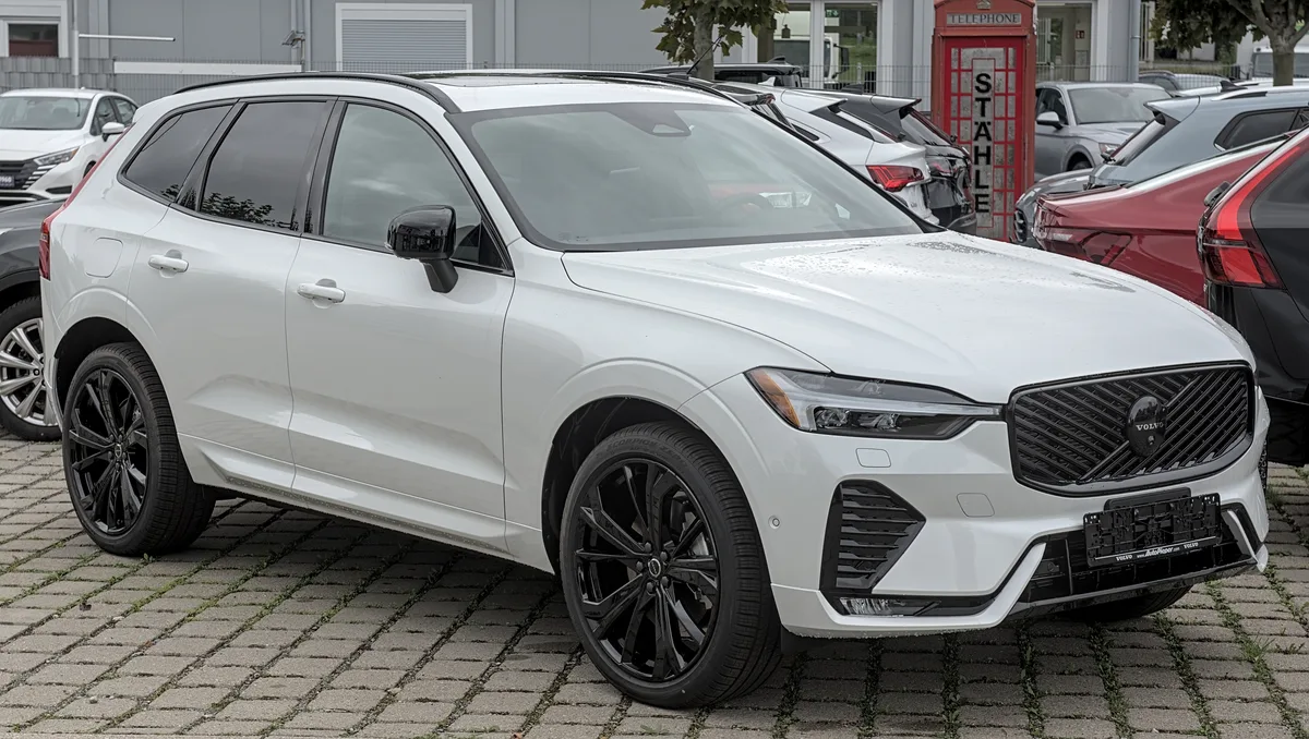Witte 2026 Volvo XC60 op een dealers-terrein — Volvo verzekering via Baloise 2026