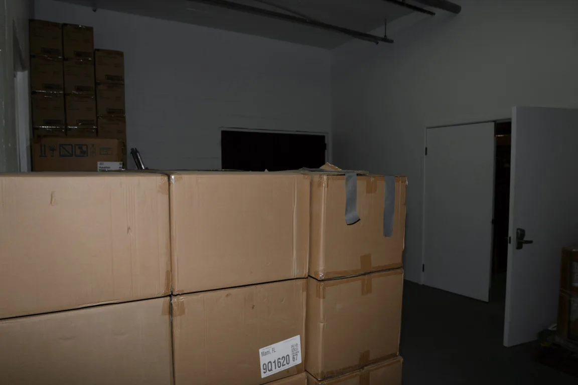 Opgestapelde kartonnen dozen in een opslagruimte — voorraadverzekering voor webshops en e-commerce ondernemers