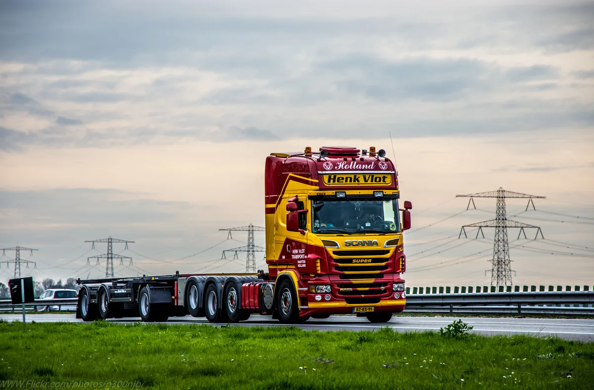 Scania vrachtwagen op snelwegparkeerplaats Nederland — vrachtautoverzekering eigen rijder