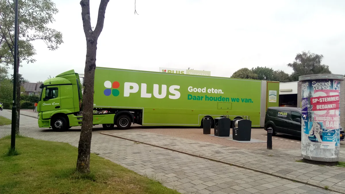 PLUS vrachtwagen trekker-oplegger Mercedes-Benz Actros op Nederlandse weg — vrachtwagenverzekering berekenen