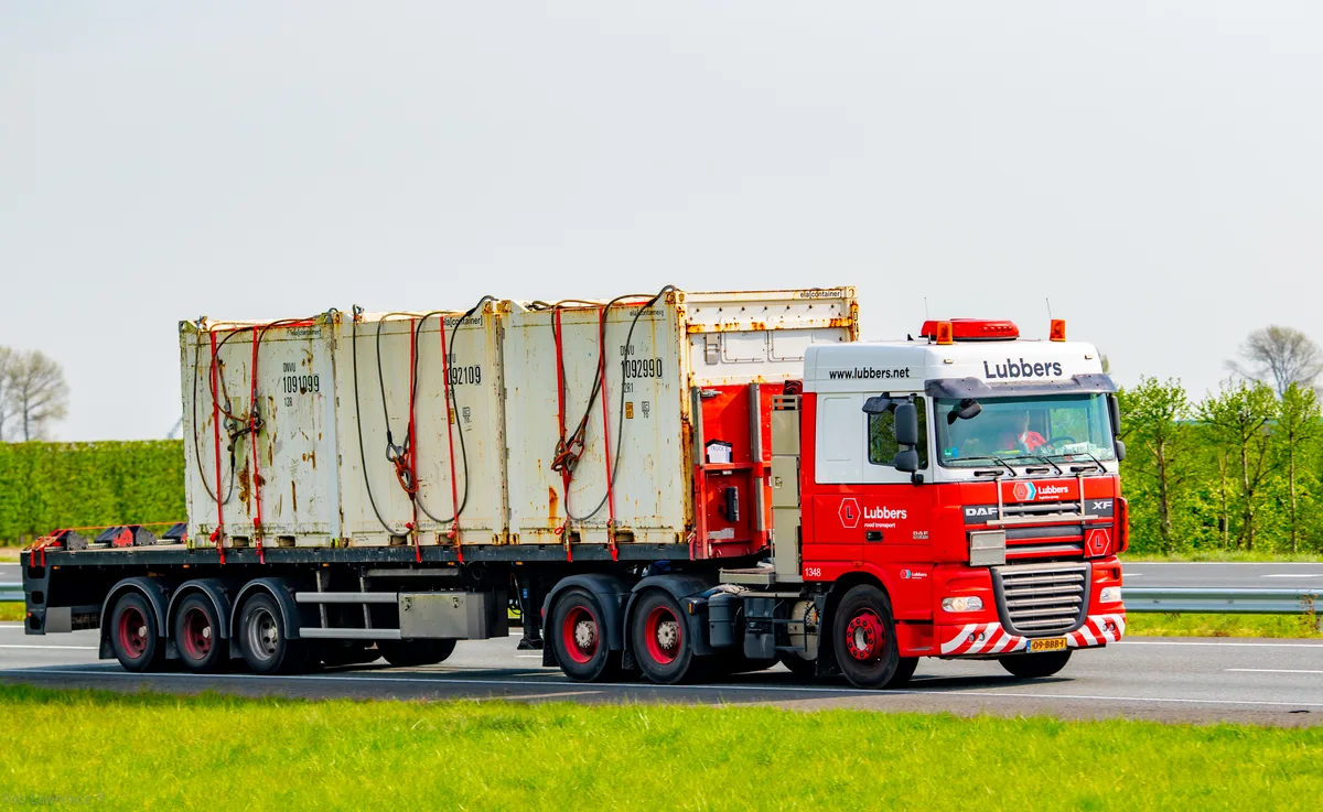 Vrachtwagens op de Nederlandse snelweg A58 richting Kruiningen — vrachtwagenverzekering premie berekenen