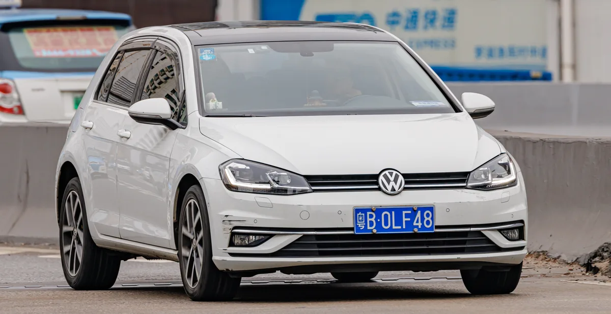 Witte Volkswagen Golf MK7 (7e generatie) rijdend in stadse omgeving — VW Golf 7 verzekering 2026