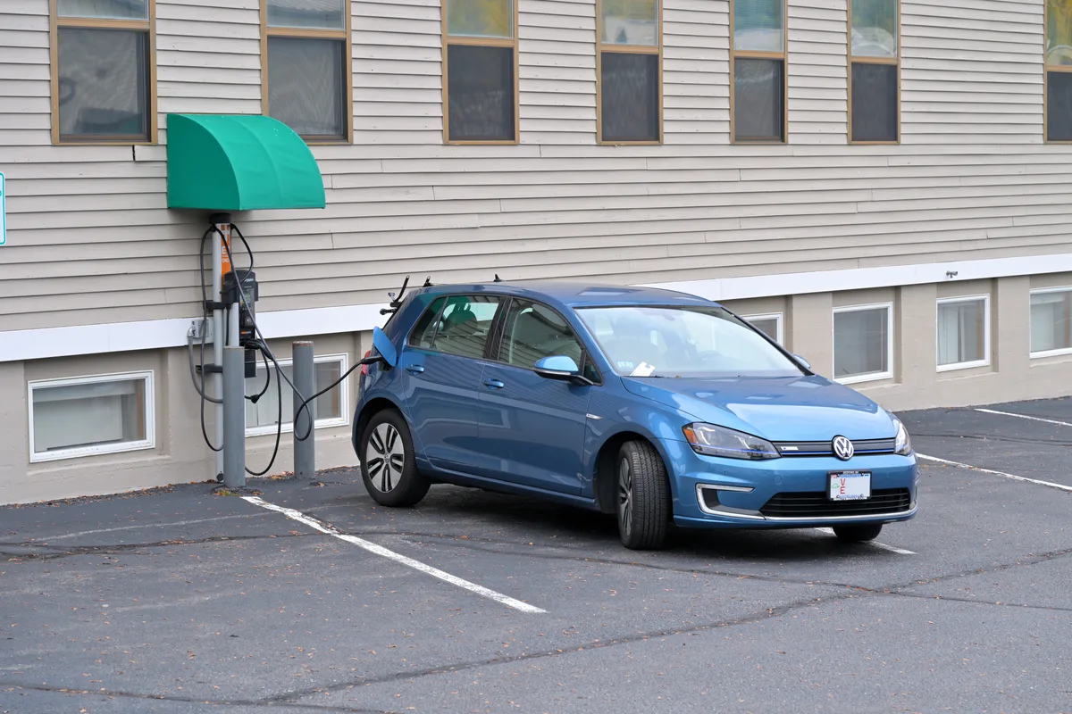 Blauwe Volkswagen e-Golf opgeladen aan laadpaal in de VS, oktober 2025 — elektrische Golf verzekering 2026