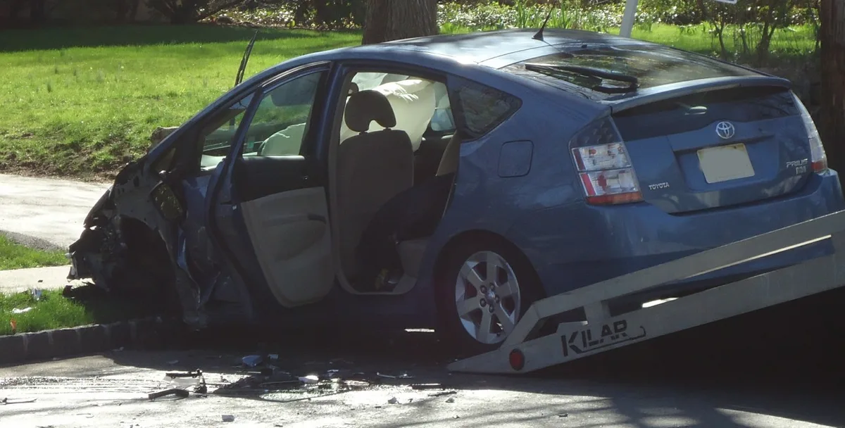 Ernstig beschadigde auto na aanrijding met airbags uitgevouwen, relevant voor WAM aansprakelijkheidsverzekering motorrijtuigen