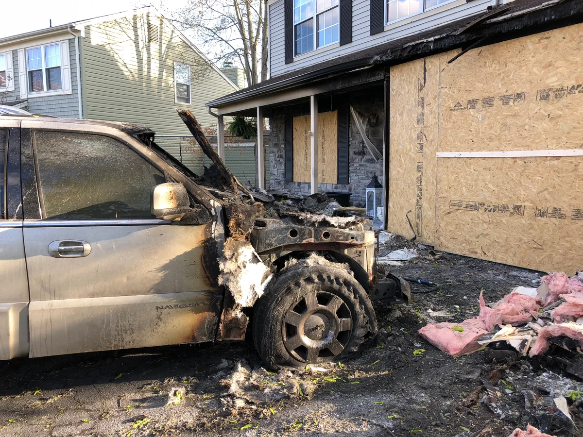 Brandschade aan auto bij woning — voorbeeld van schade gedekt door WA+ beperkt casco autoverzekering