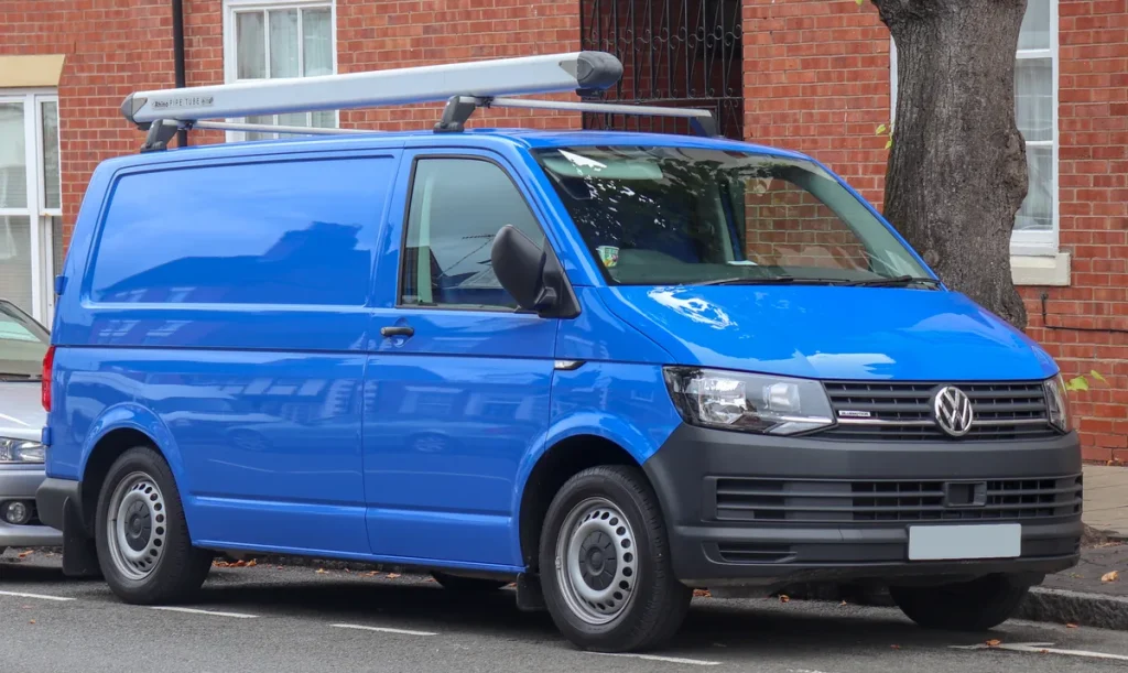 Blauwe Volkswagen Transporter bestelauto geparkeerd op straat, symbool voor WA-verzekering bedrijfsauto