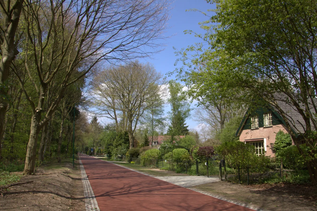 Nederlandse weg met rood asfalt in Soest — typisch Nederlands wegverkeer voor autoverzekering context