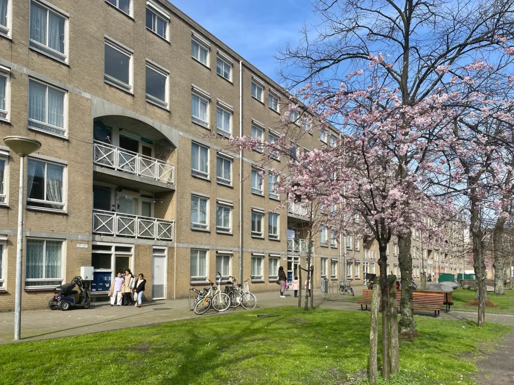 Appartementengebouw uit 1990 aan de Hoefkade in Den Haag — illustratie bij WA-verzekering voor huurwoning
