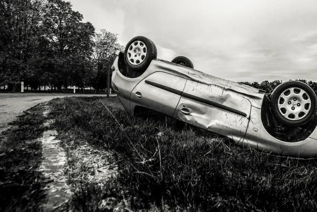 Omgekeerde auto na verkeersongeval — WA-autoverzekering dekt schade aan derden