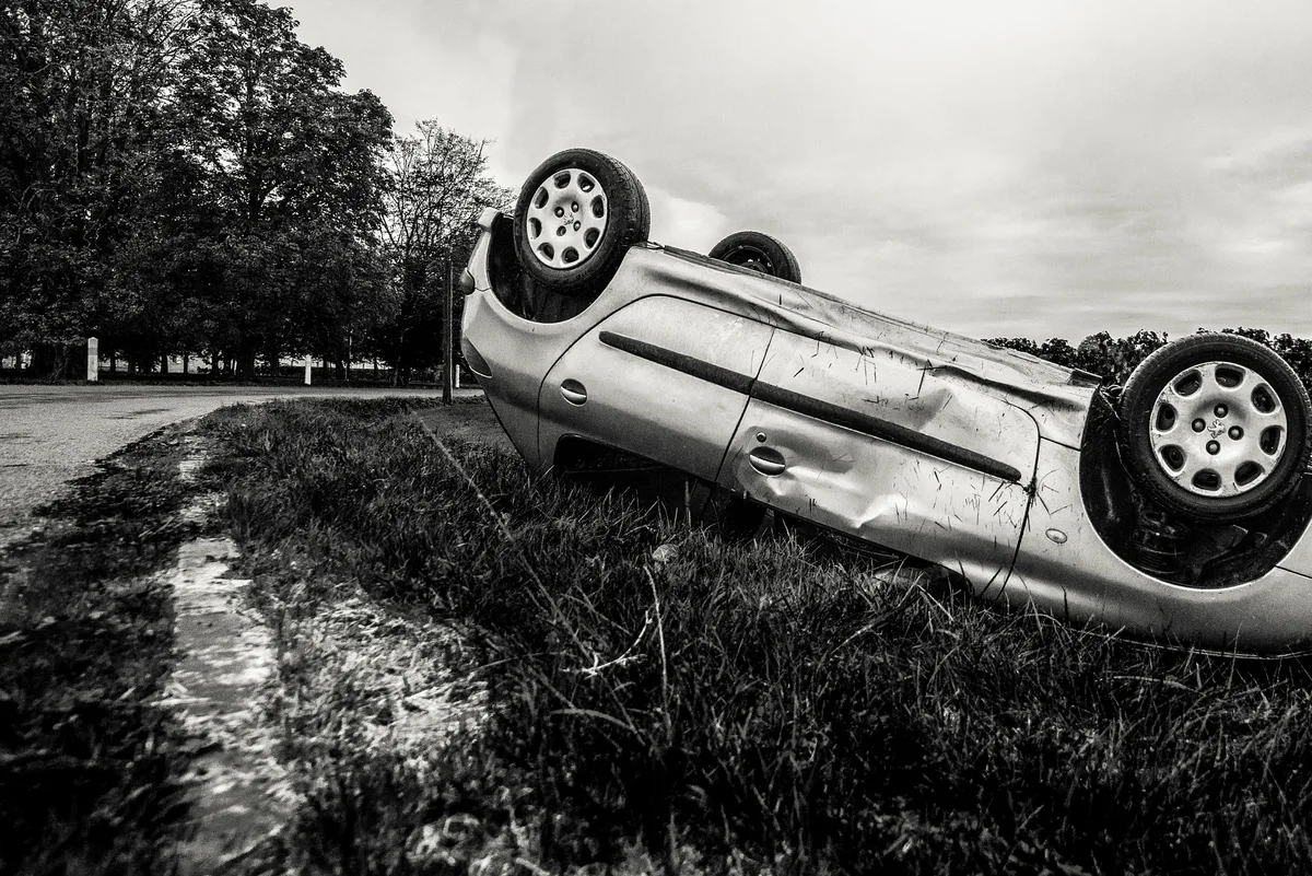 Omgekeerde auto na verkeersongeval — WA-autoverzekering dekt schade aan derden