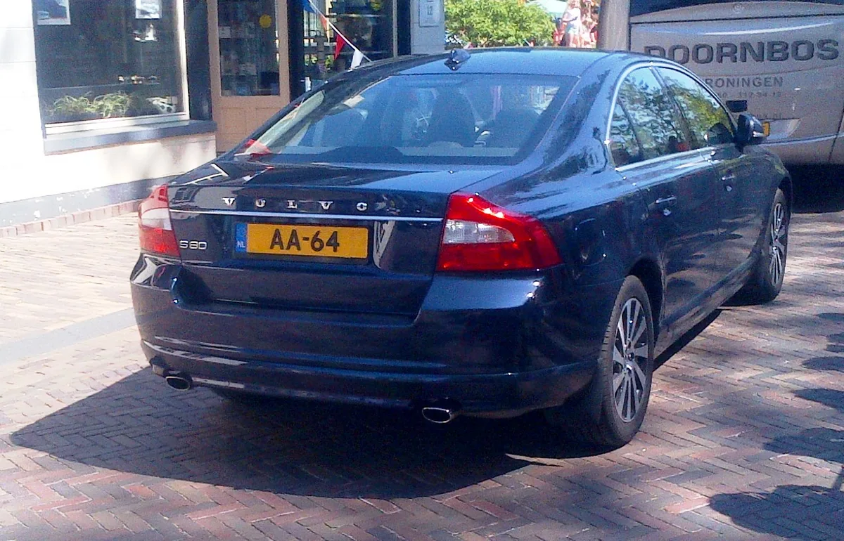 Donkerblauwe Volvo S80 met geel Nederlands kenteken AA-64, voorbeeld WAM verzekeringsplicht RDW