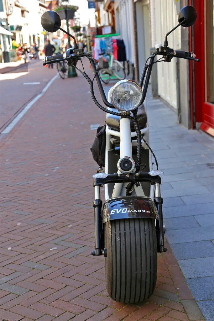Elektrische chopper (e-scooter) met brede banden in Leiden — WAM-verzekering verplicht voor e-chopper en speed-pedelec