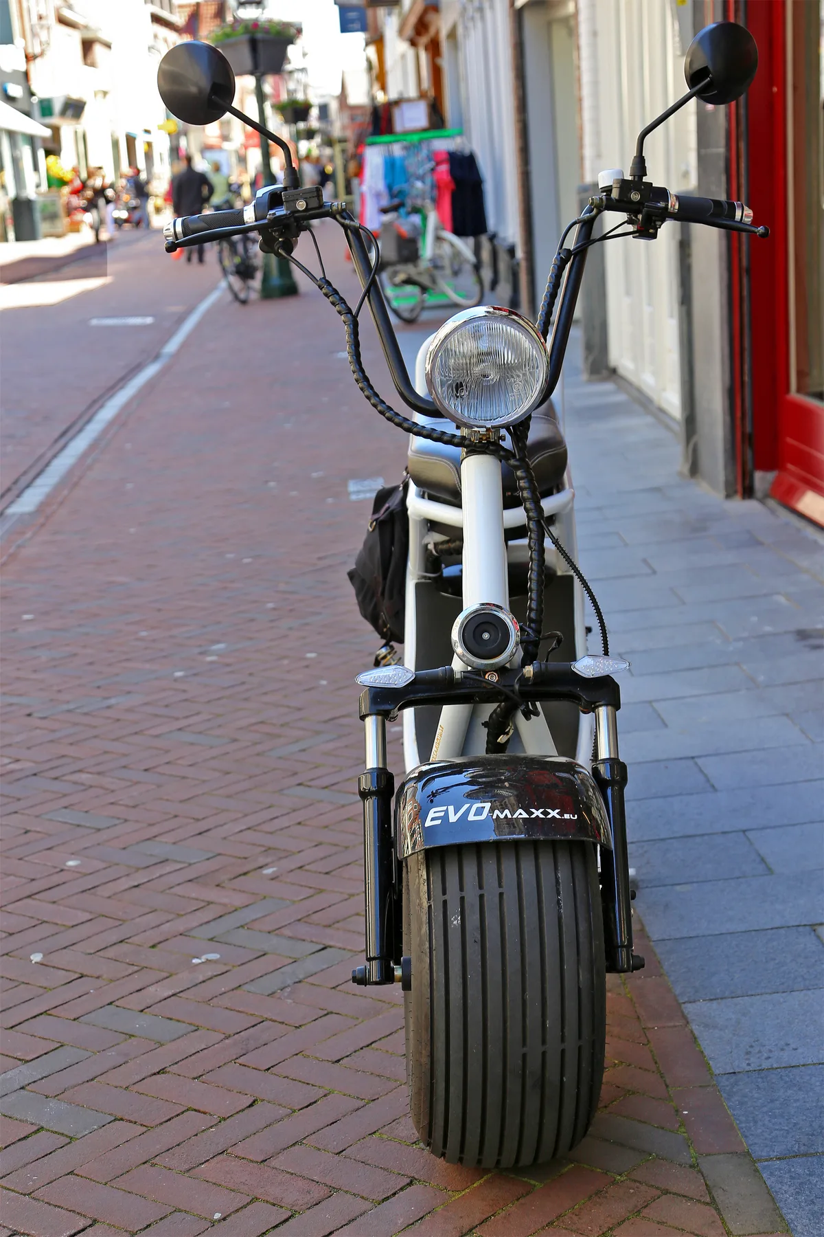 Elektrische chopper (e-scooter) met brede banden in Leiden — WAM-verzekering verplicht voor e-chopper en speed-pedelec