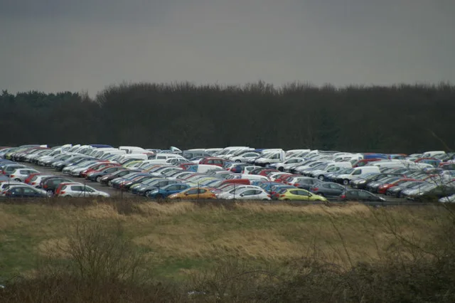 Fabrieksnieuwe auto's op afleverterrein wachtend op dealer — autoverzekering ingangsdatum bij tenaamstelling