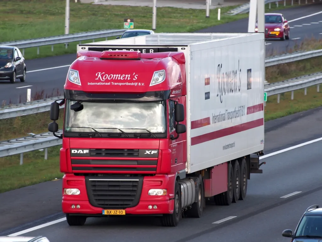 DAF trekker-oplegger op de Nederlandse snelweg — vrachtwagenverzekering premie 2026