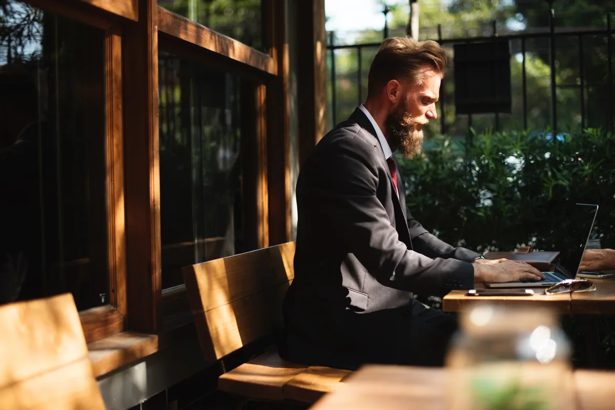 Zzp-er werkt op laptop als freelancer - kosten zzp-verzekering 2026