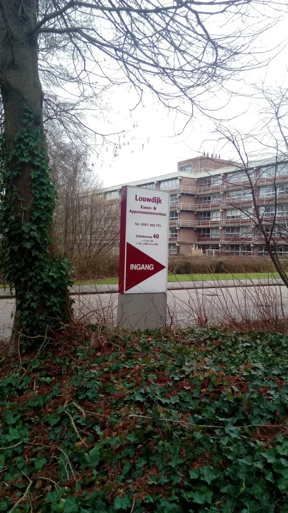 Bord van Nederlands kamer- en appartementenverhuurkantoor Louwdijk in Winschoten, huurwoning Nederland