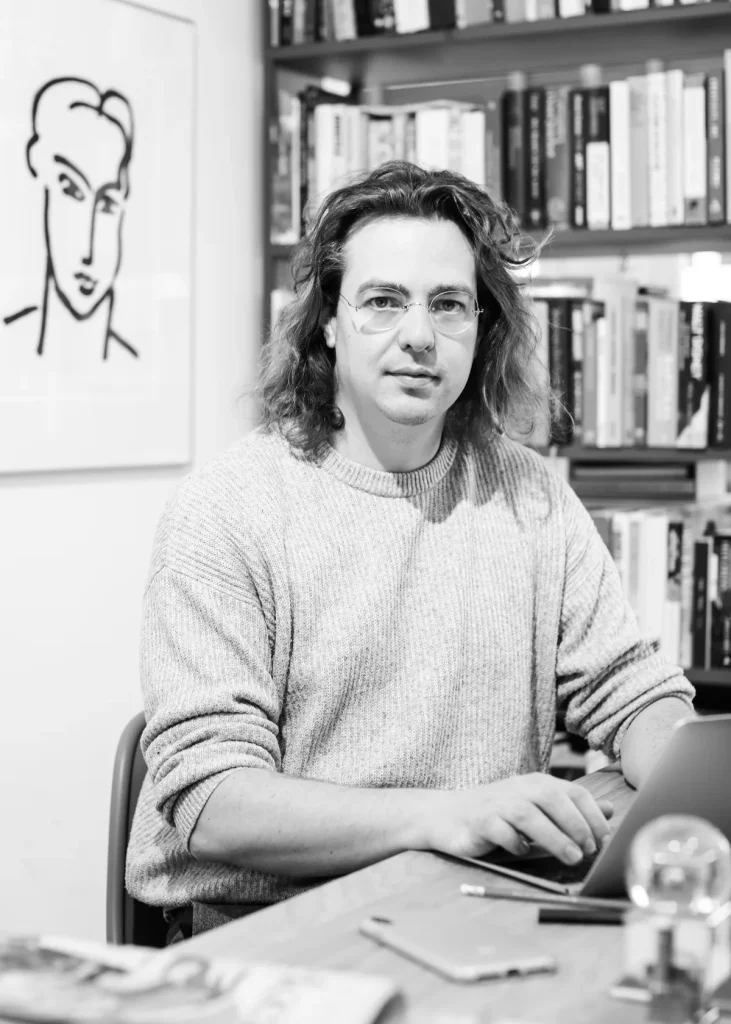 Ondernemer achter bureau met laptop in Amsterdam kantoor - bedrijfsverzekeringen checklist 2026