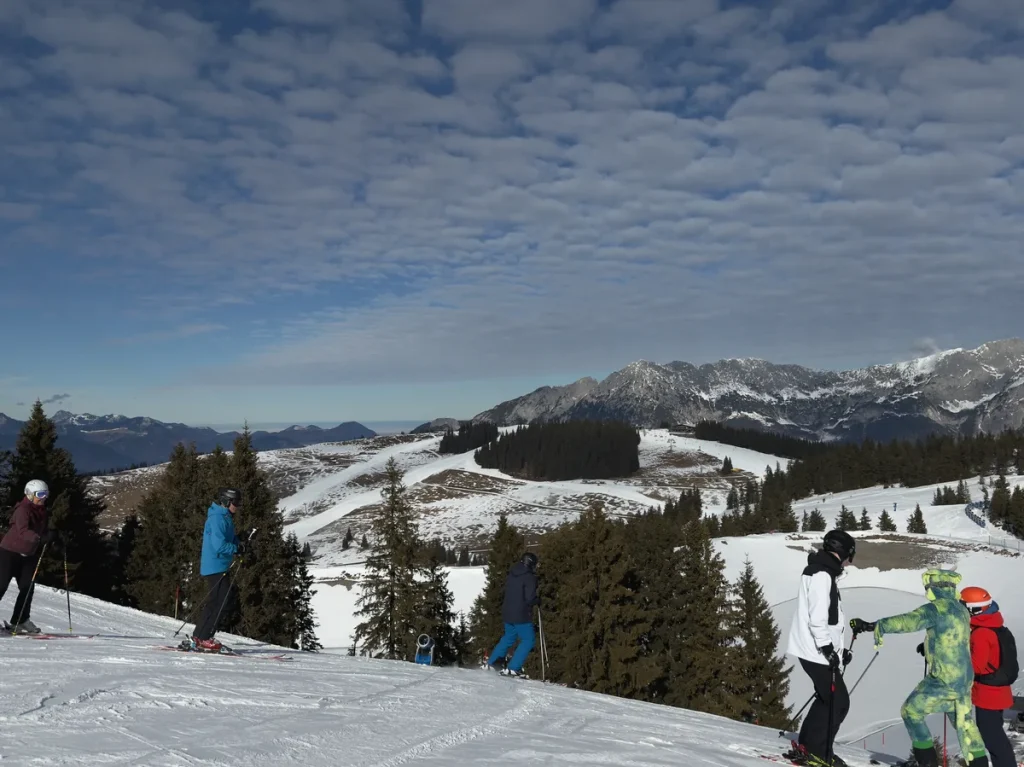 Skiërs op een besneeuwde alpiene piste in het SkiWelt Wilder Kaiser-Brixental skigebied in Oostenrijk