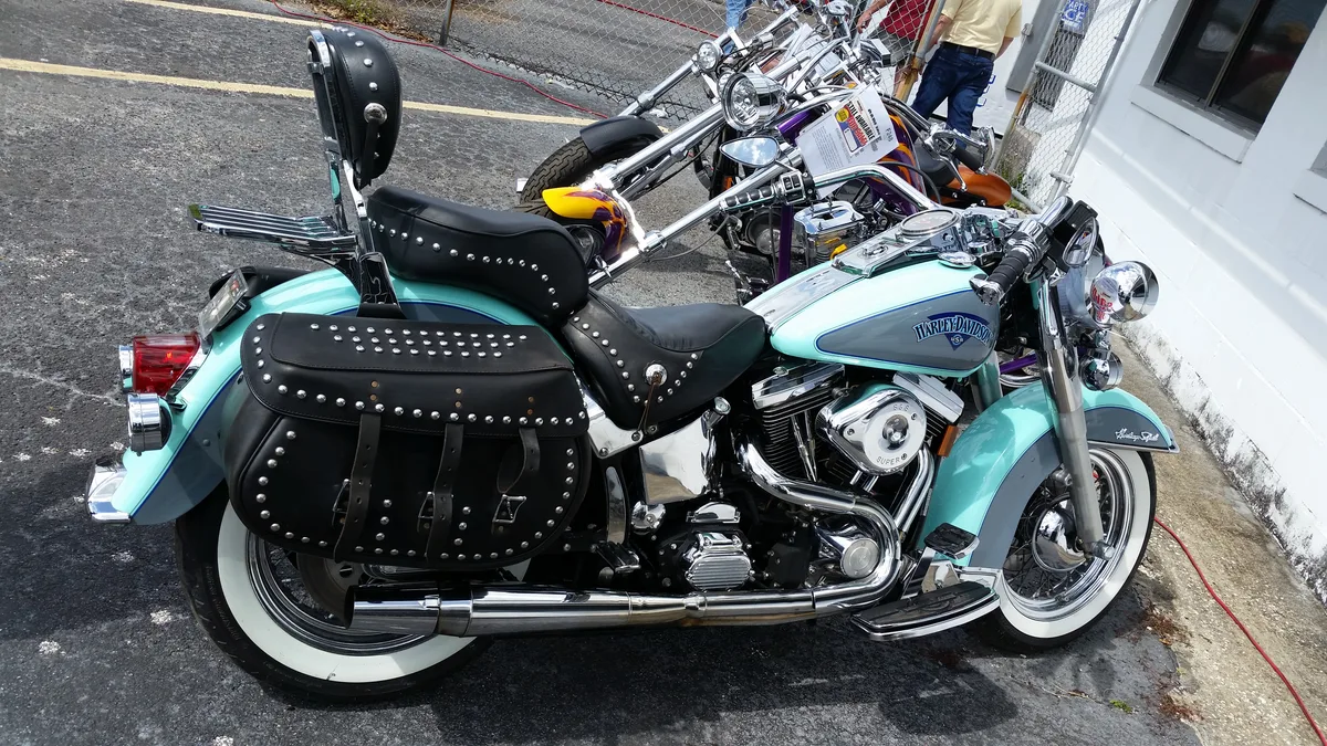 Turquoise Harley-Davidson Heritage Softail motorfiets, klassiek model geschikt voor winterstop verzekering